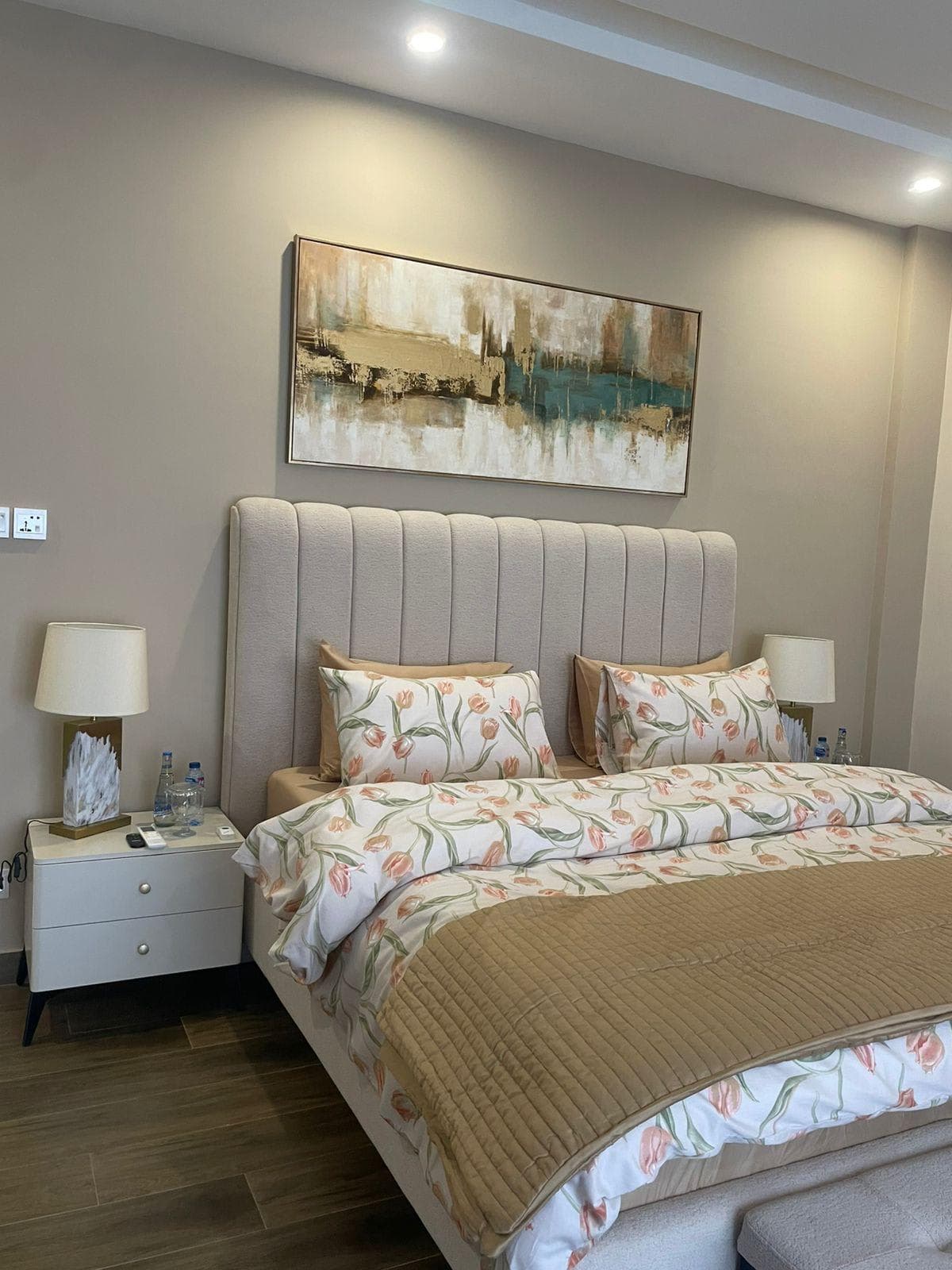 Aria Channel-Tuft Room Suite
